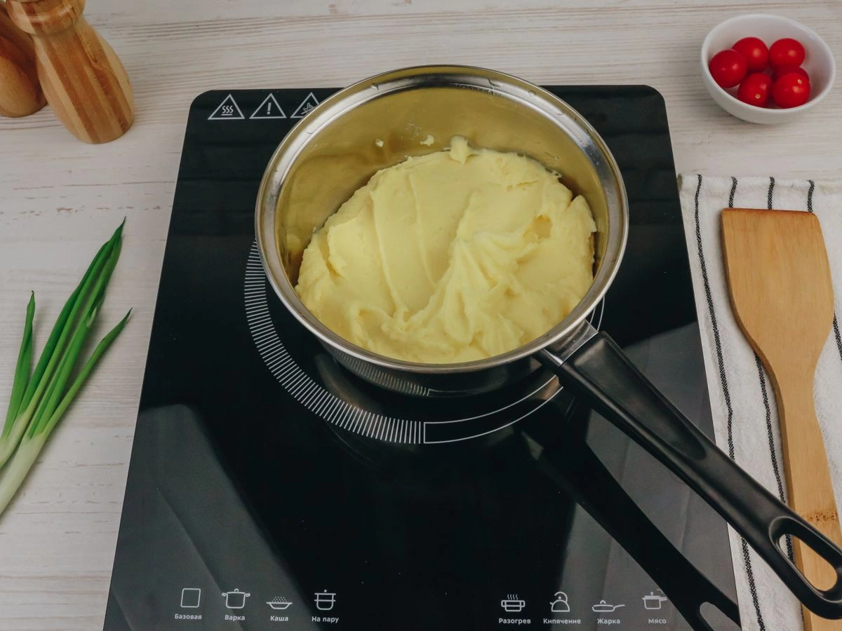 Шаг 4: Пюре с куриными котлетами и квашенной капустой