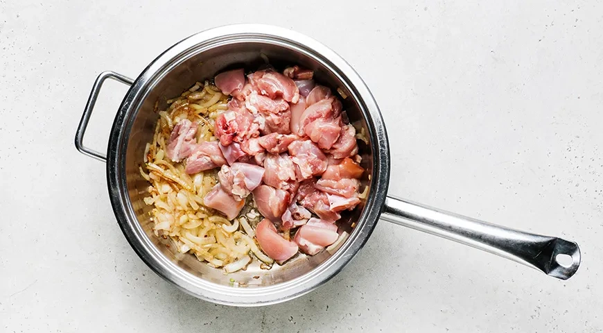 Рассыпчатый плов с курицей на сковороде: шаг 4