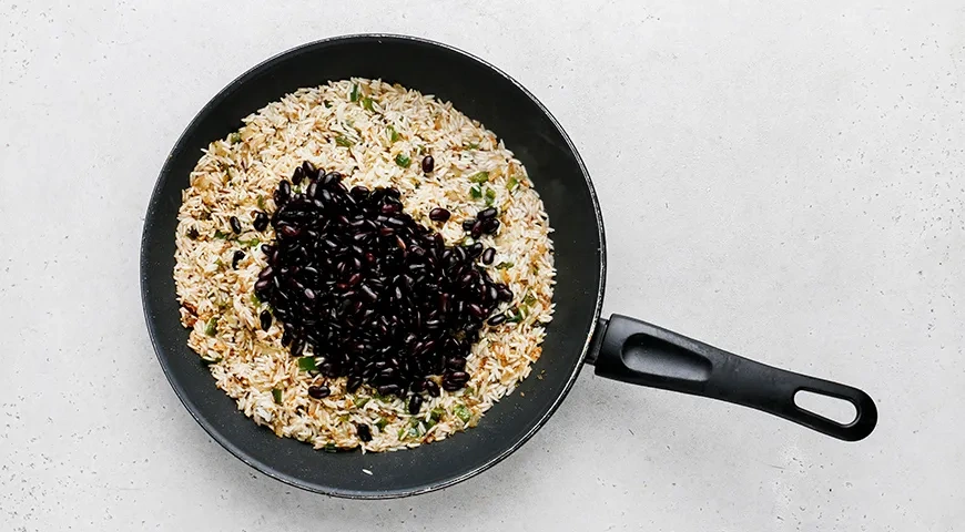 Рис с фасолью на сковороде: шаг 4