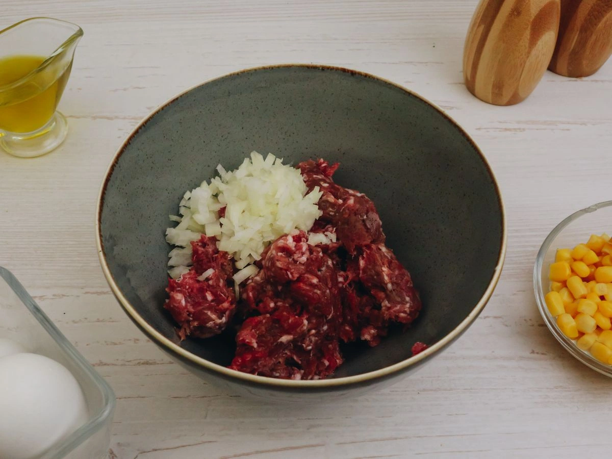 Шаг 4: Рис с фрикадельками и кукурузой