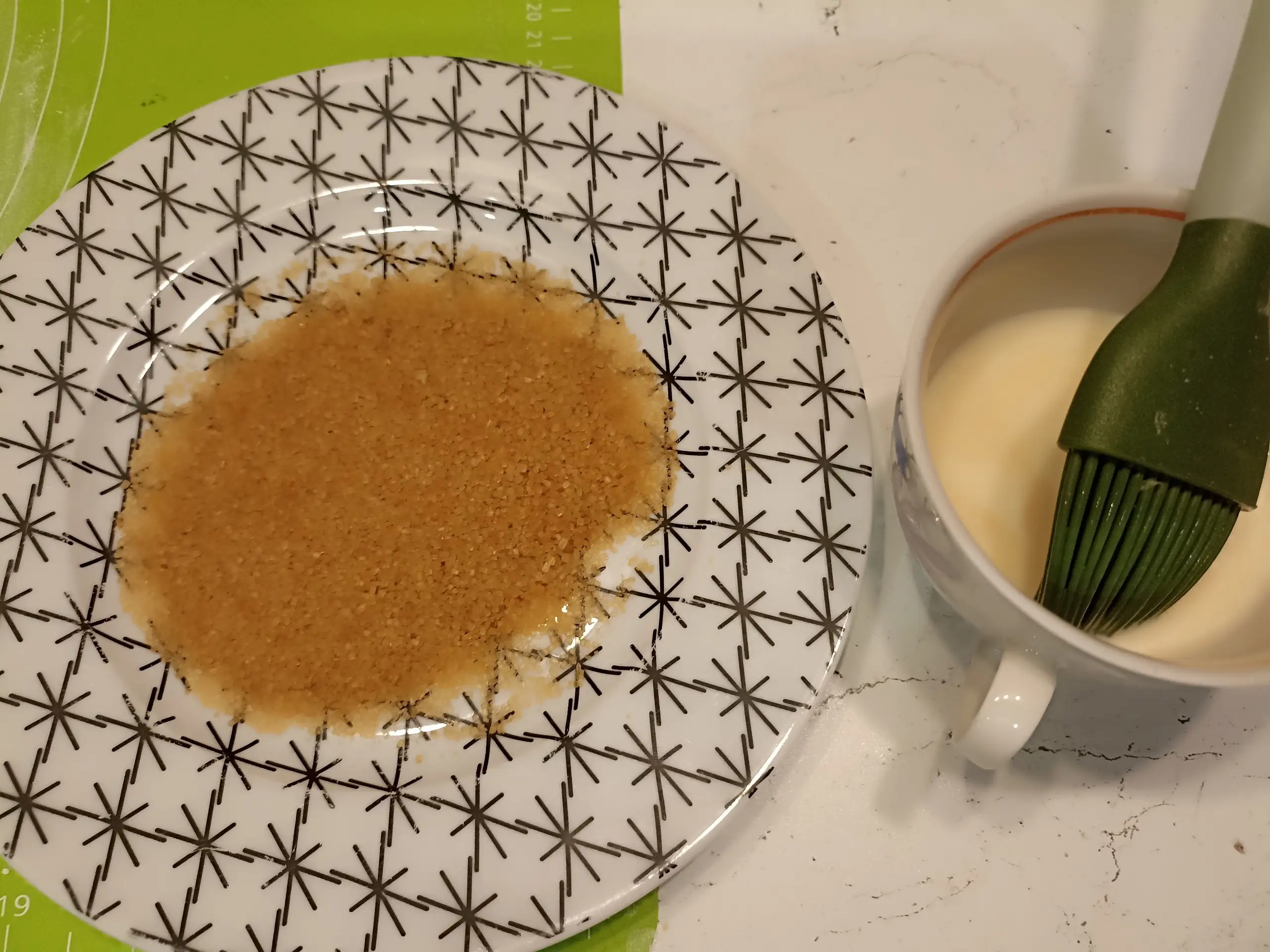 Шаг 4: Рогалики-подковки с яблоком из слоеного теста