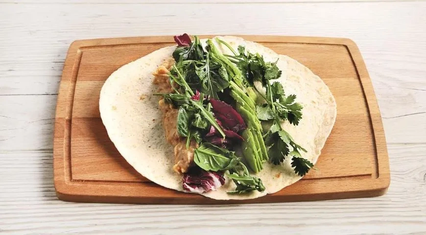 Роллы с фасолью, зеленью и авокадо: шаг 4