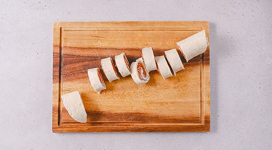 Роллы с красной рыбой в лепешке на палочках: шаг 4