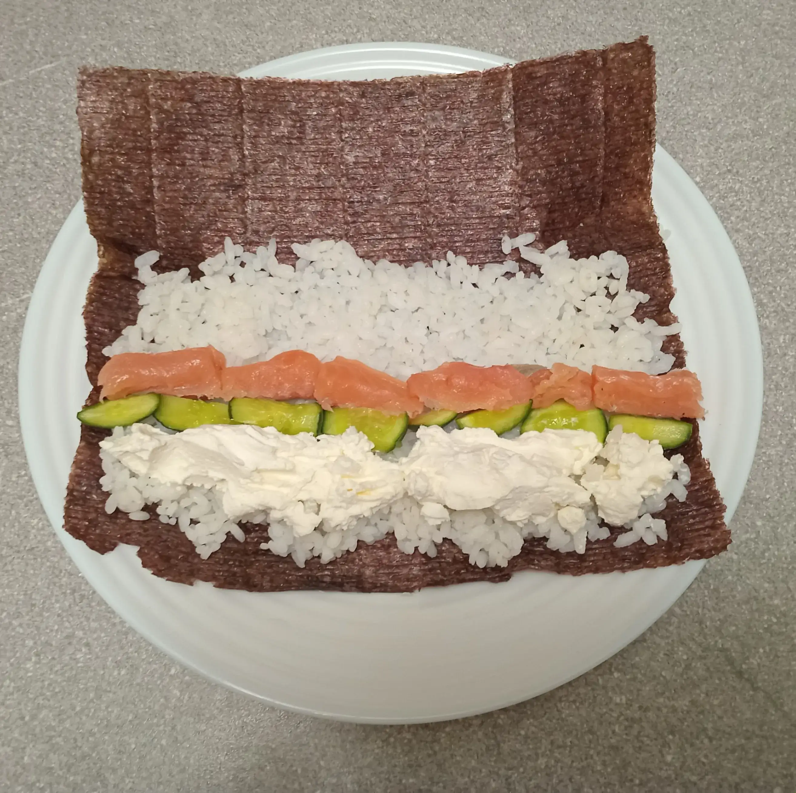 Роллы с лососем и огурцом: шаг 4