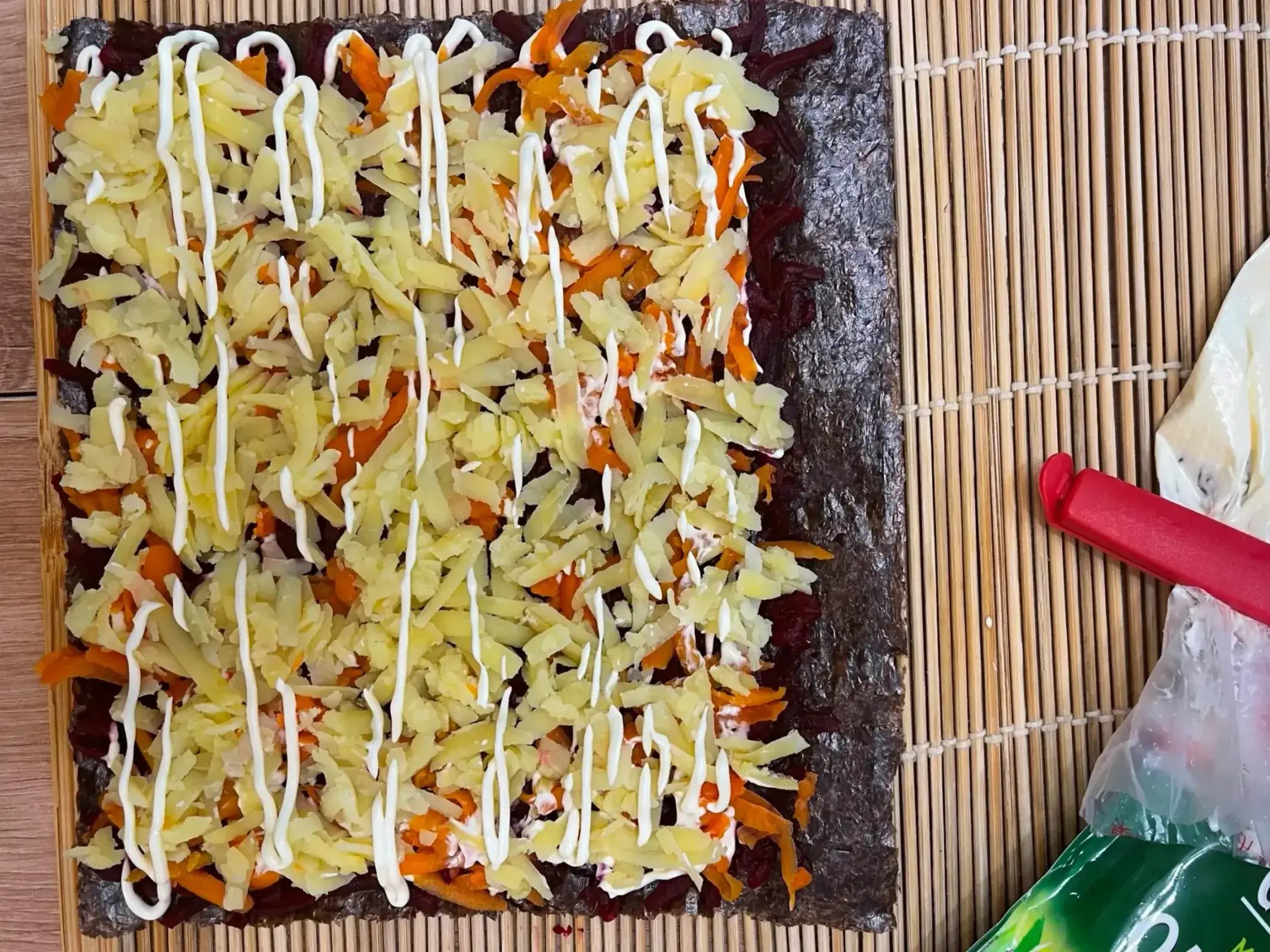 Роллы Сельдь под шубой: шаг 4