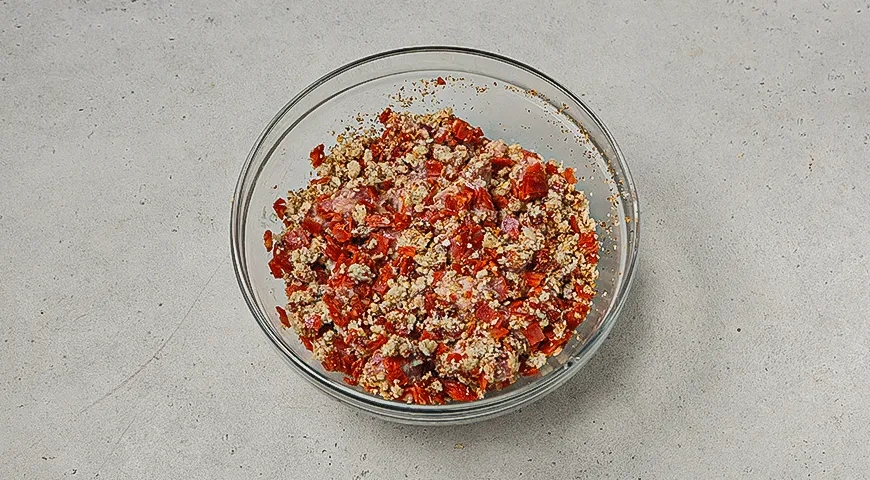 Рулет из индейки с колбасками: шаг 4