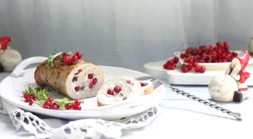 Рулет из индейки с красной смородиной: шаг 4