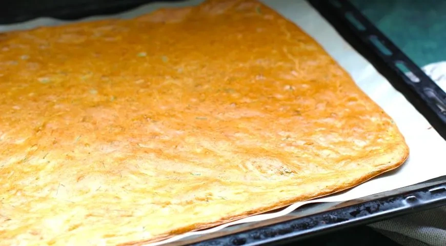 Рулет из кабачков с сыром и зеленью в духовке: шаг 4