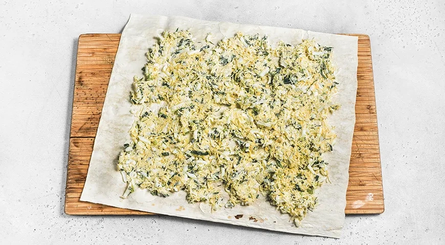 Рулет из лаваша с тунцом и яйцом: шаг 4