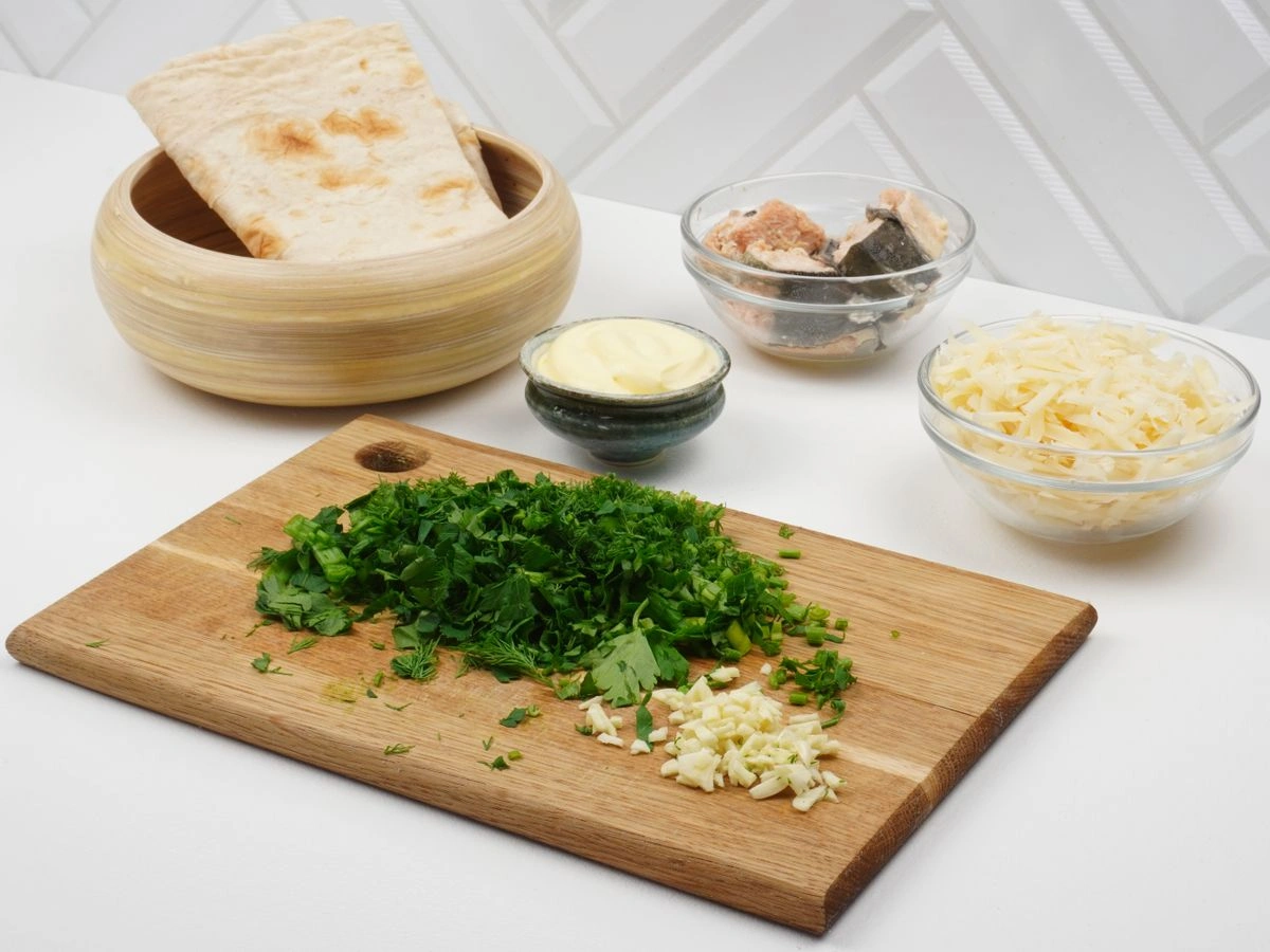 Шаг 4: Рулет с консервированной сайрой