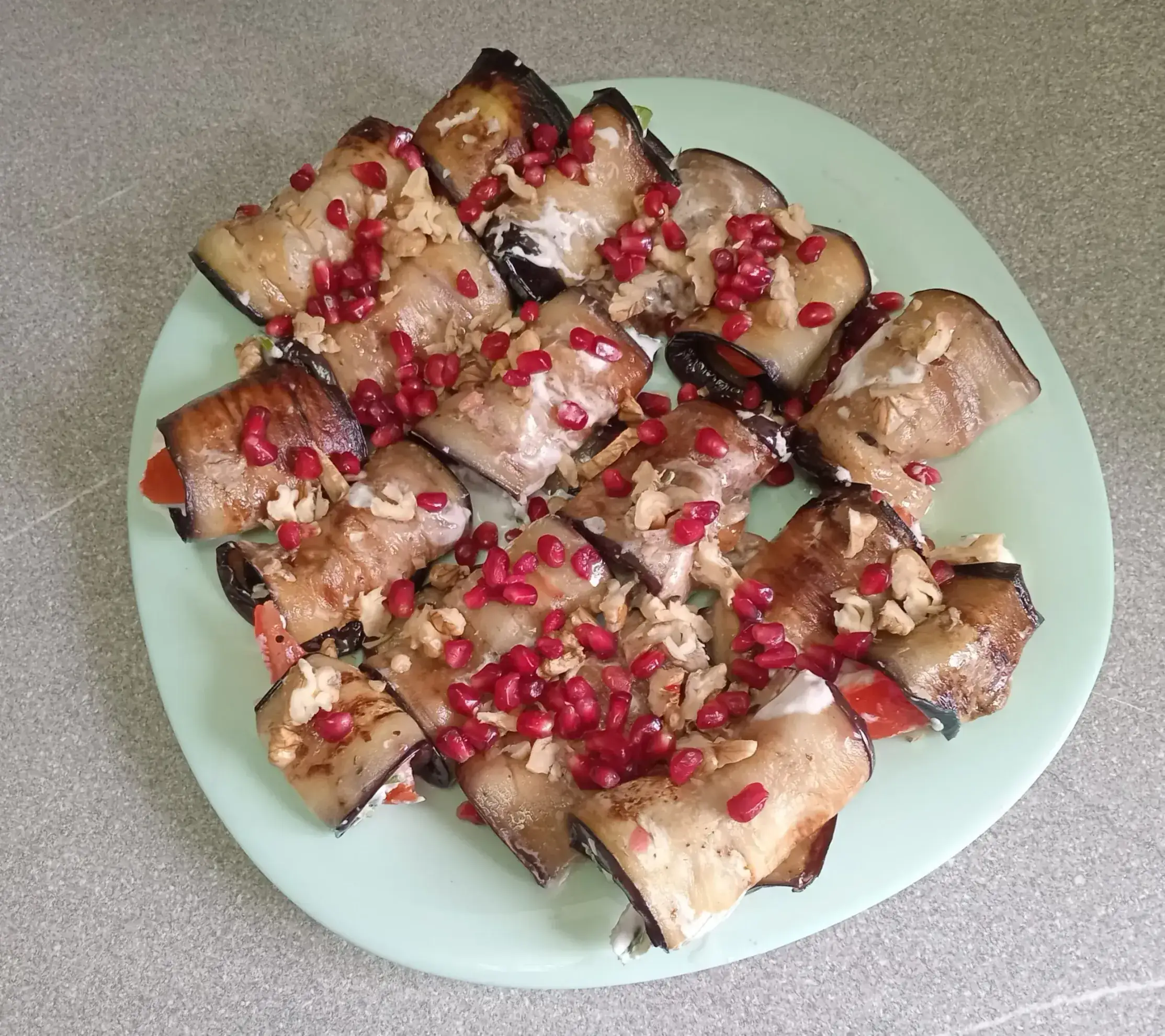 Рулетики из баклажанов с гранатом: шаг 4