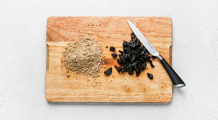 Рулетики из говядины с черносливом и грецкими орехами: шаг 4