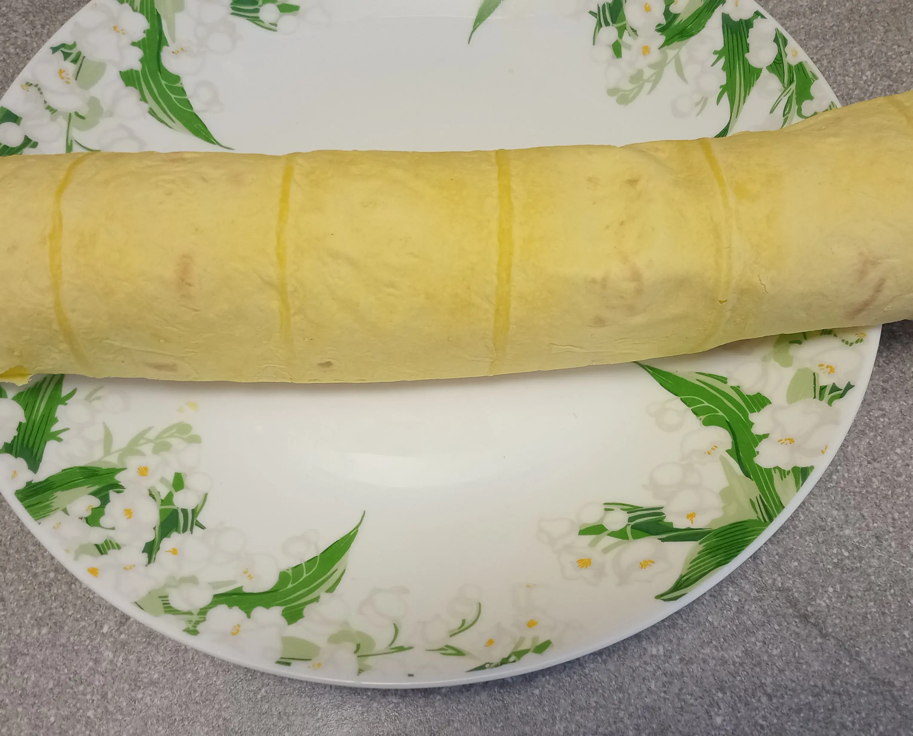 Рулетики из лаваша с крабовыми палочками: шаг 4