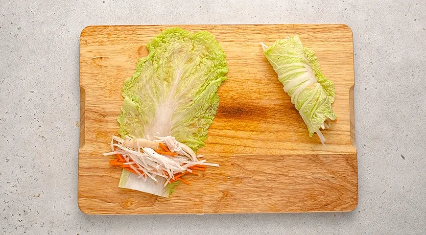 Рулетики из пекинской капусты с начинкой: шаг 4