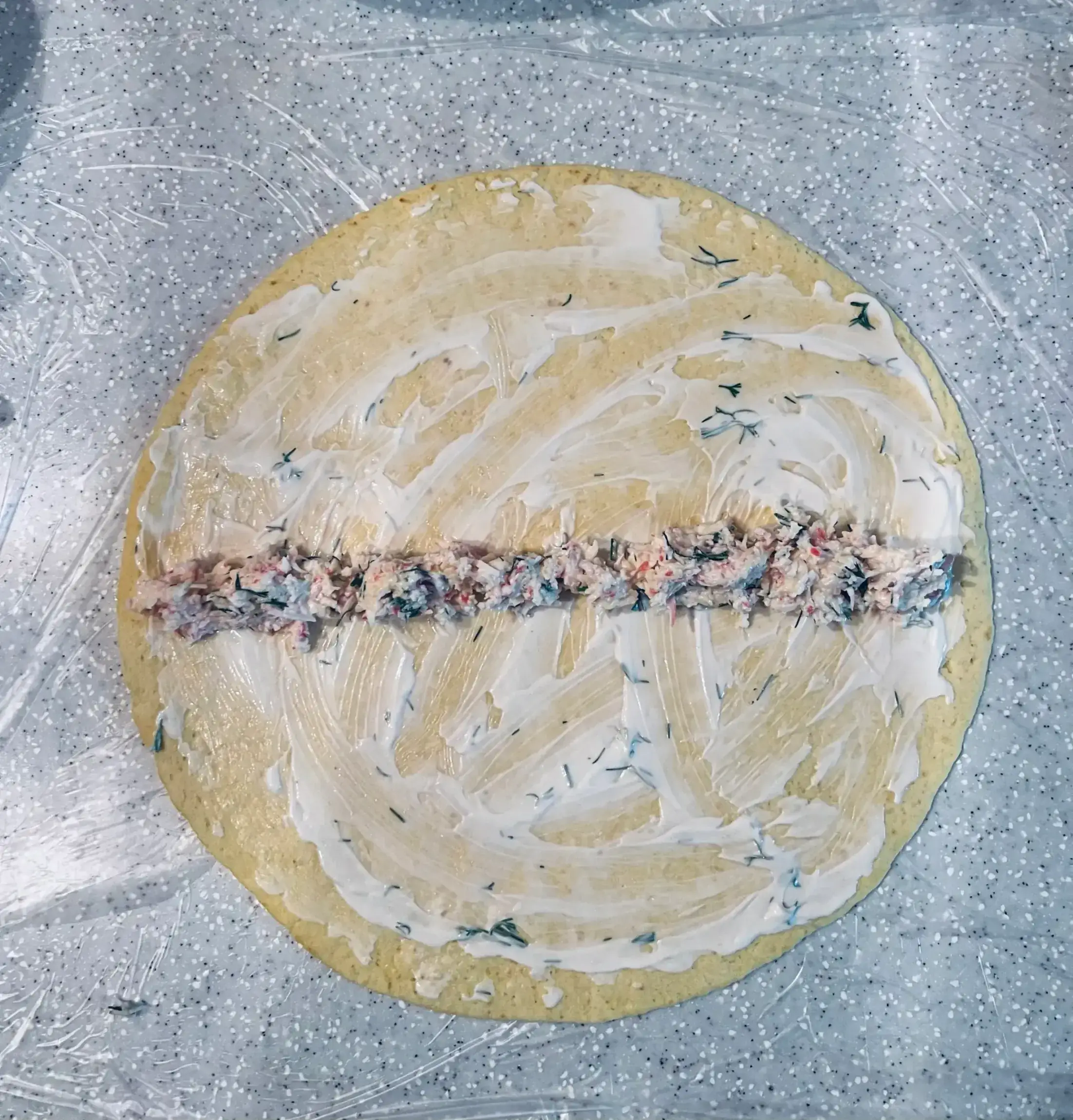 Рулетики с сырно-крабовой начинкой: шаг 4