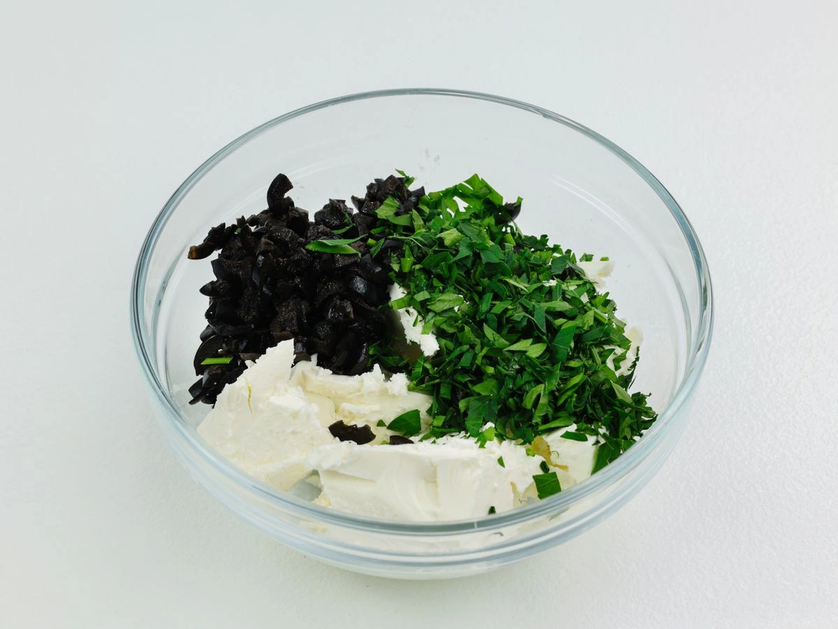 Шаг 4: Рулетики с сыром и маслинами