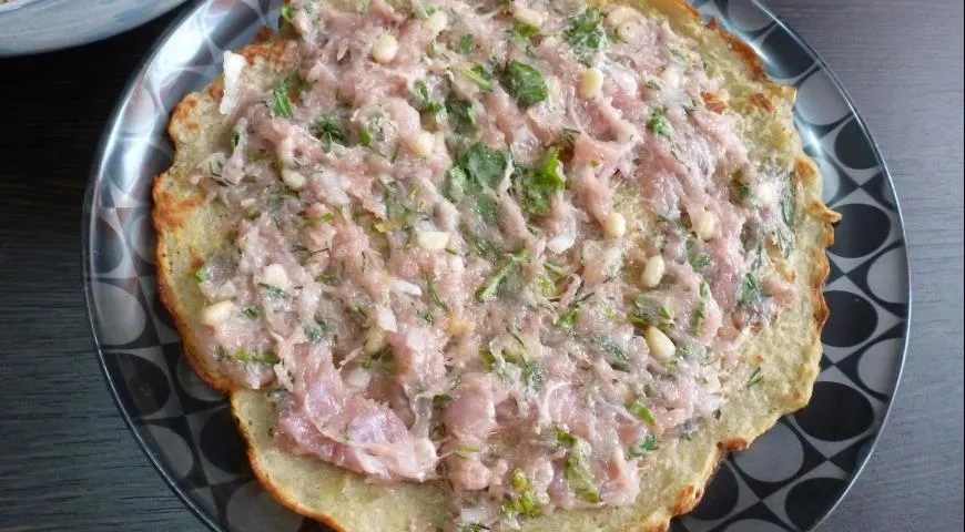 Рулеты-драники с курицей и кедровыми орешками: шаг 4