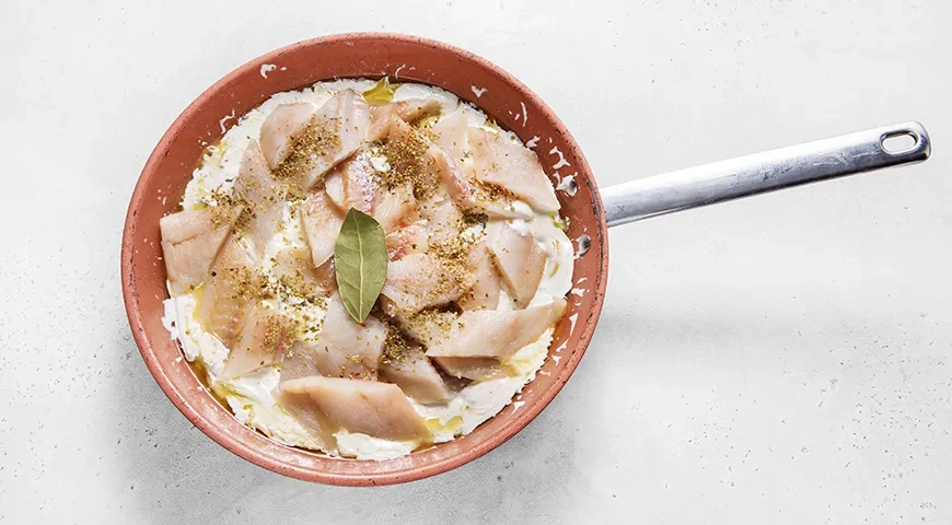 Рыба в сметанном соусе с солеными огурцами: шаг 4