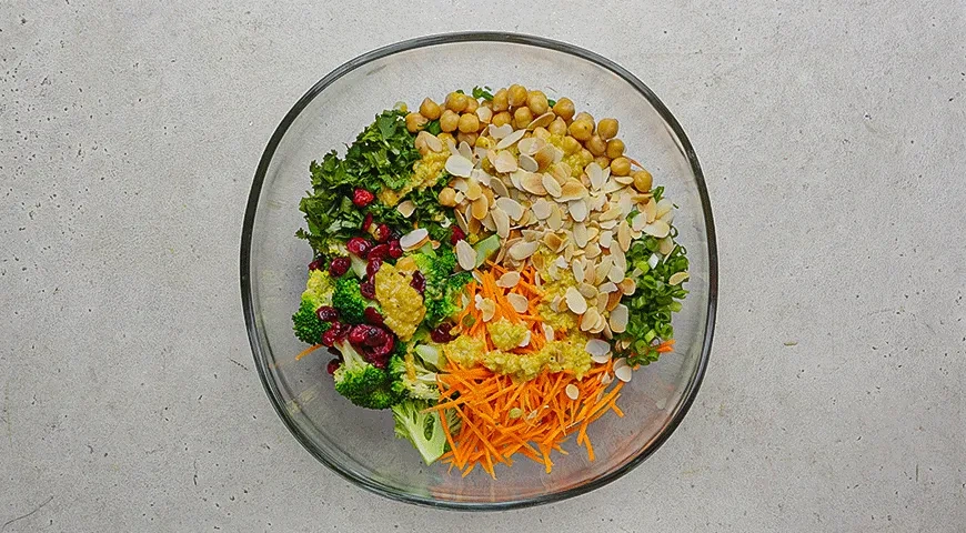 Салат из брокколи и нута с соусом карри: шаг 4
