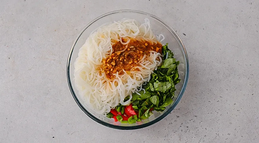 Салат из фунчозы с перцем и огурцом в кунжутной заправке: шаг 4