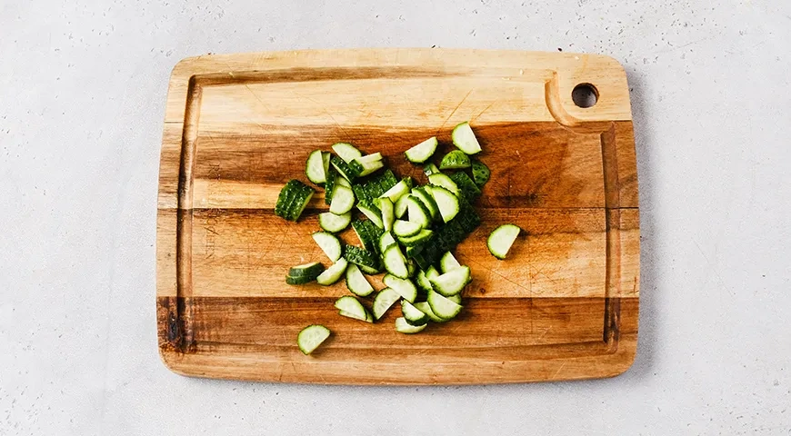 Салат из пекинской капусты с кукурузой, яйцом и огурцом: шаг 4