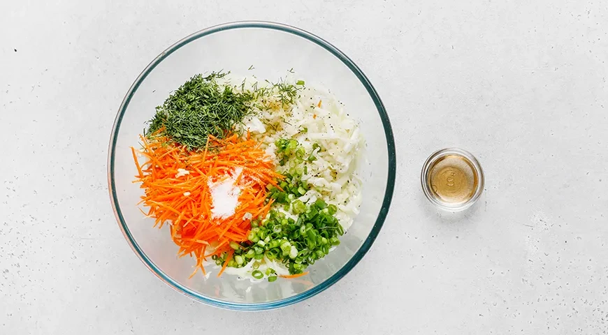 Салат из свежей капусты с чесноком: шаг 4