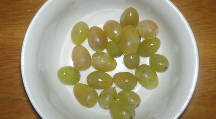 Салат из свёклы с черносливом, тыквенными семечками и виноградом: шаг 4