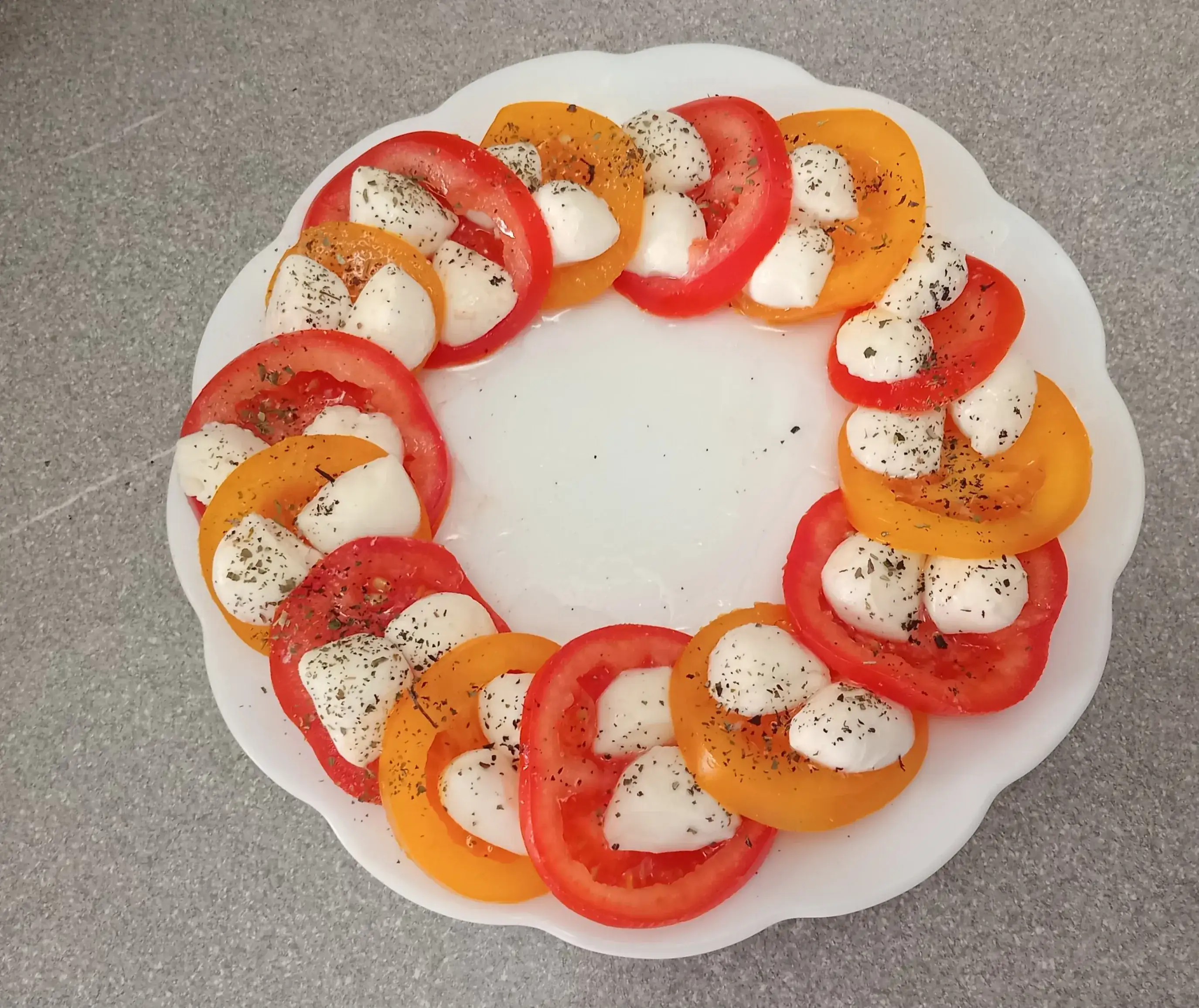 Салат Капрезе с красными и жёлтыми помидорами: шаг 4