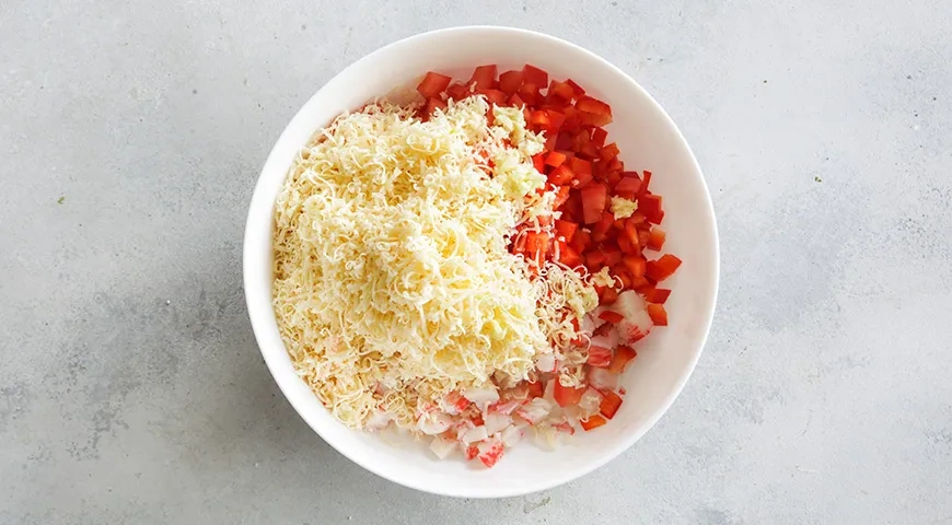 Салат Красное море с крабовыми палочками: шаг 4