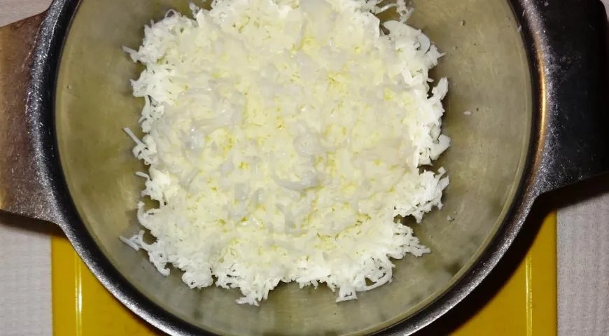 Салат "Одуванчики": шаг 4