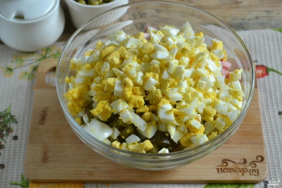 Шаг 4: Салат оливье классический с колбасой