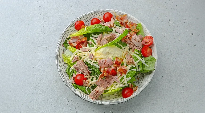 Салат романо с тунцом, сыром и помидорами: шаг 4