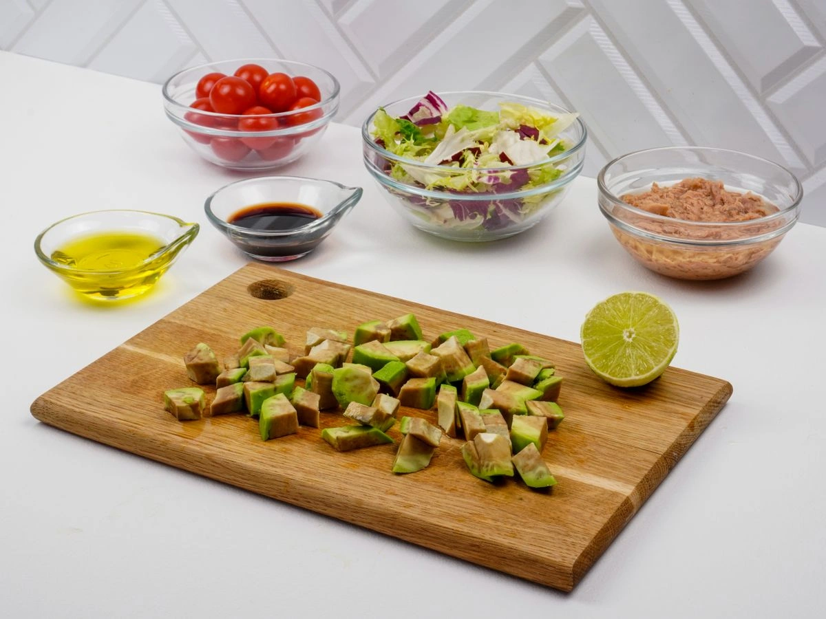 Шаг 4: Салат с авокадо и тунцом