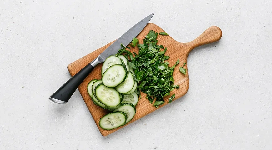 Салат с авокадо, помидорами, огурцами и моцареллой: шаг 4