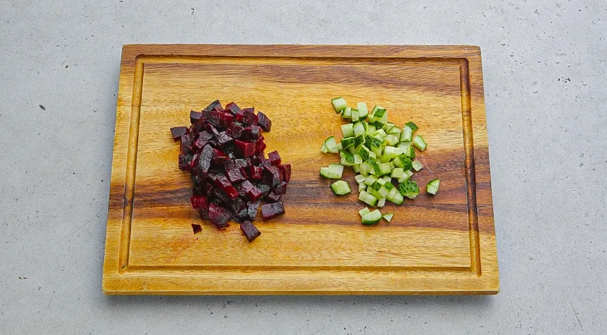 Салат с говяжьим языком, грибами и яйцами: шаг 4