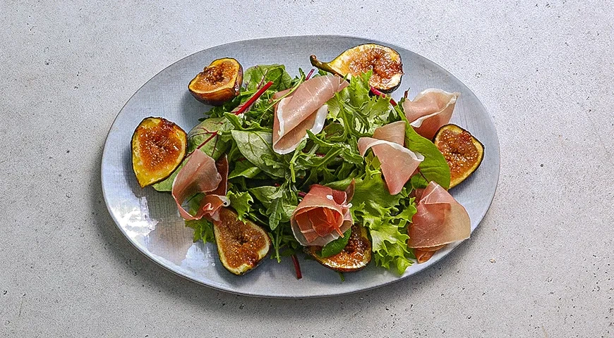 Салат с инжиром, прошутто и сыром: шаг 4