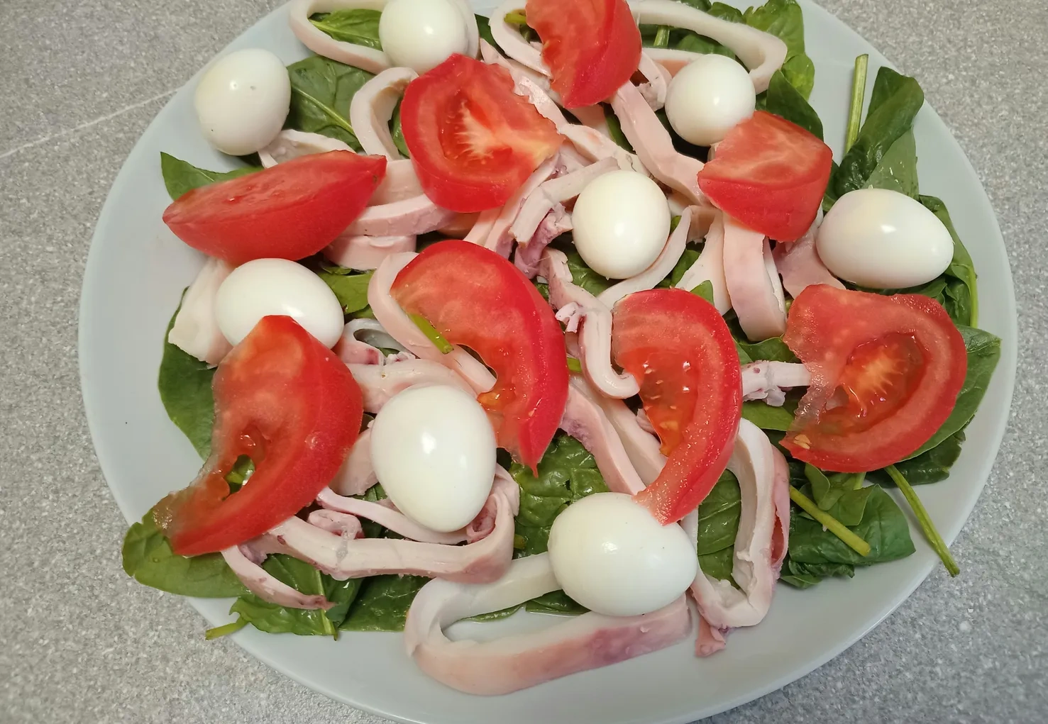 Салат с кальмарами и шпинатом: шаг 4