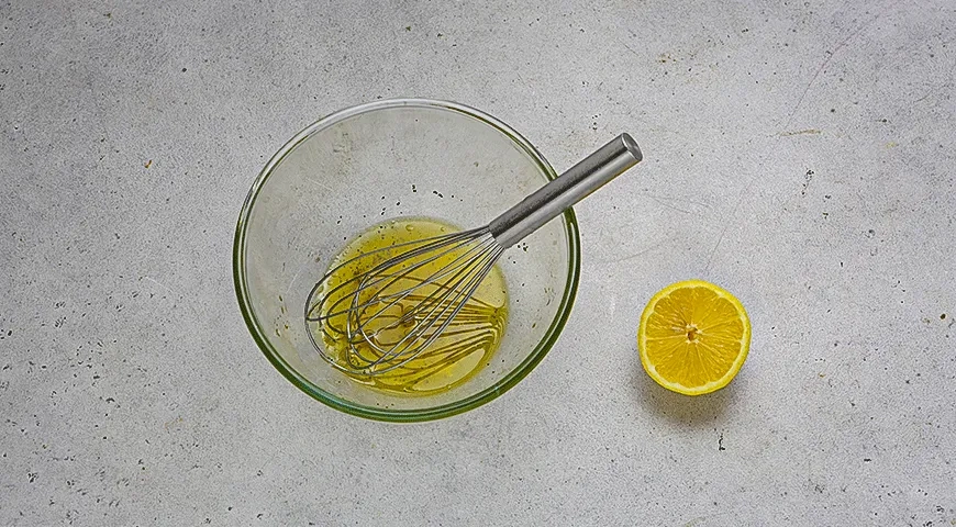 Салат с кальмарами, сельдереем и оливками: шаг 4