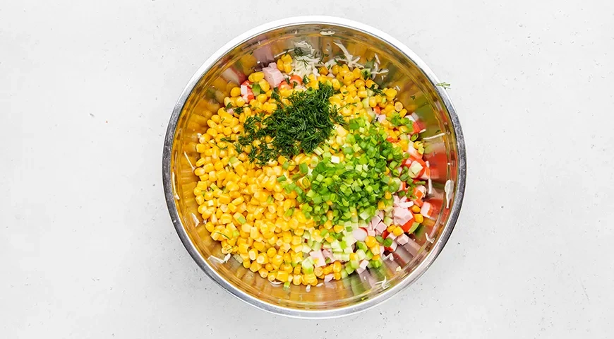 Салат с капустой, крабовыми палочками и колбасой: шаг 4