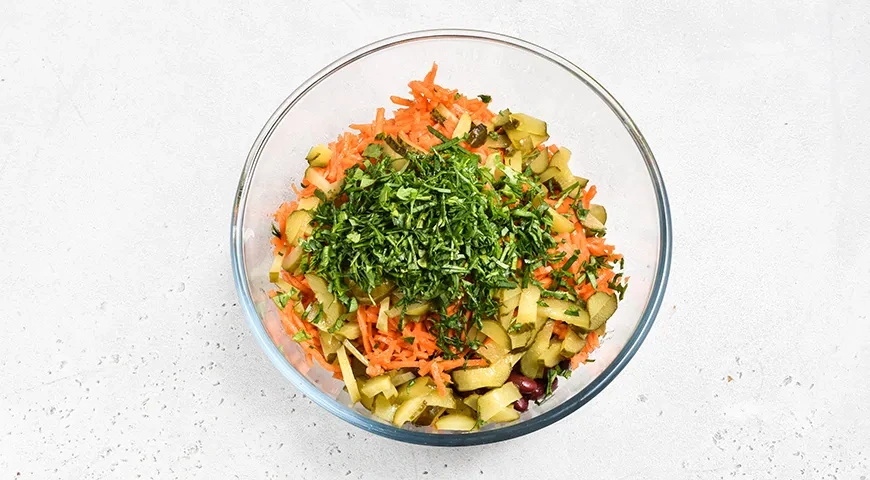 Салат с копченой курицей, фасолью и корейской морковкой: шаг 4