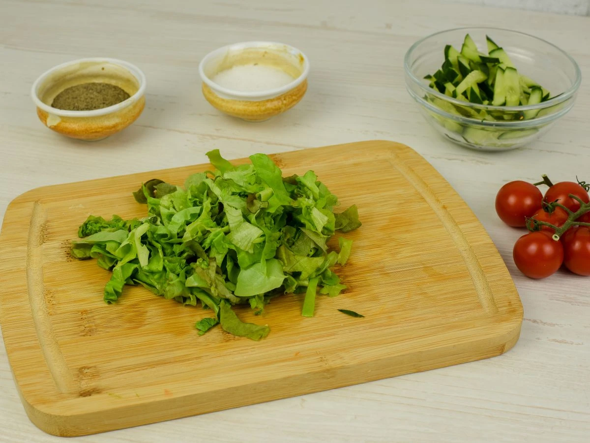 Шаг 4: Салат с копченой курицей, болгарским перцем и помидорами черри