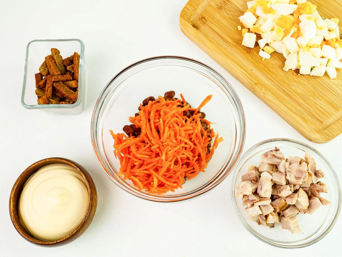 Шаг 4: Салат с корейской морковью, фасолью и копченой курицей