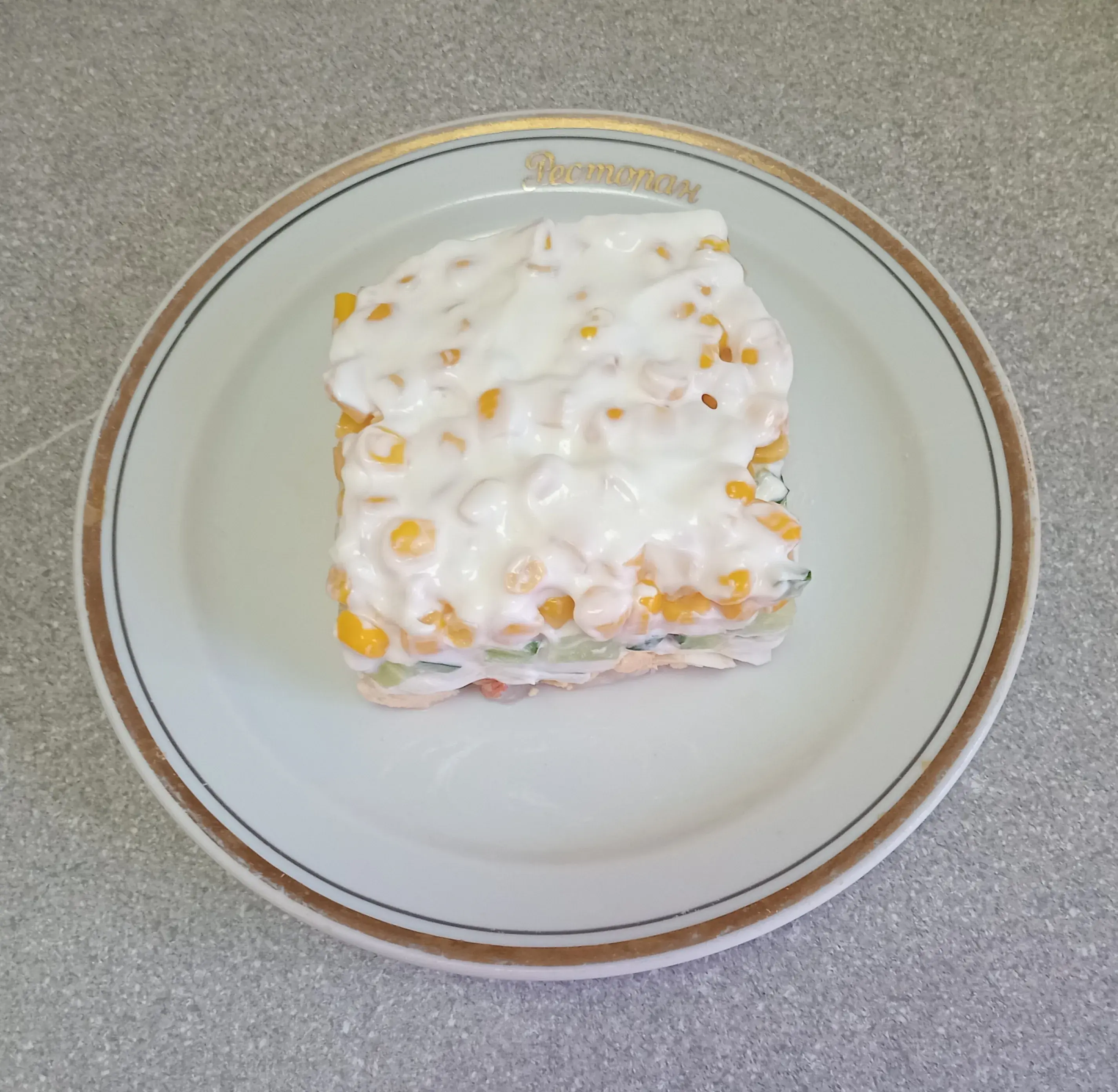 Салат с крабами: шаг 4