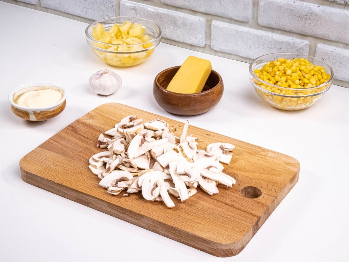 Шаг 4: Салат с курицей и ананасами