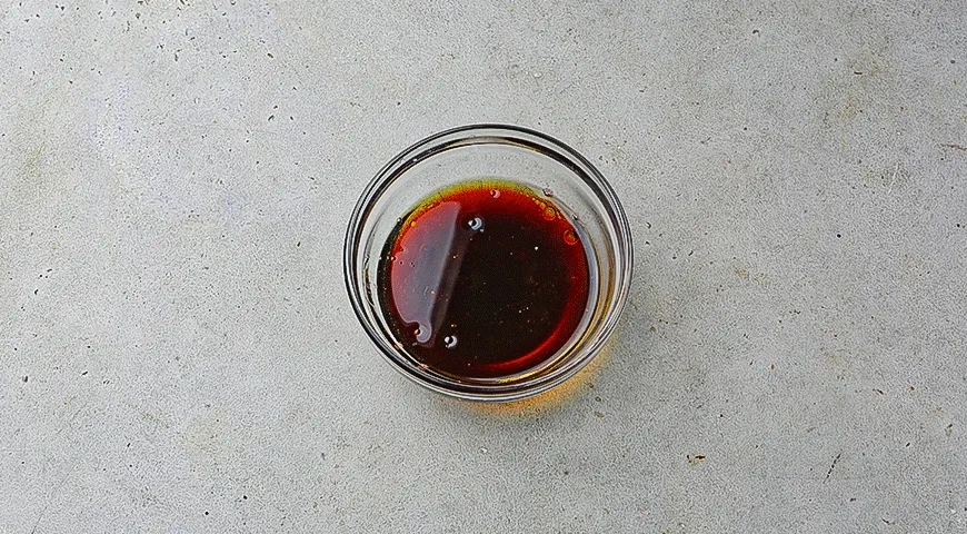 Салат с любительской колбасой и фисташками​: шаг 4