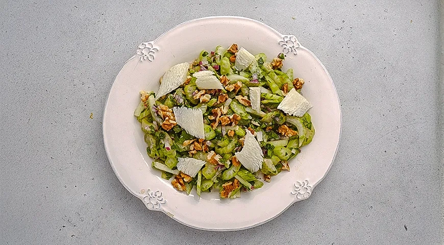 Салат с маринованным сельдереем, грецкими орехами и сыром: шаг 4