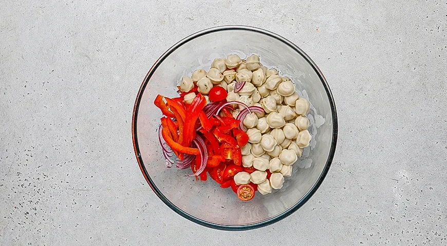 Салат с мини-пельменями и итальянской заправкой: шаг 4