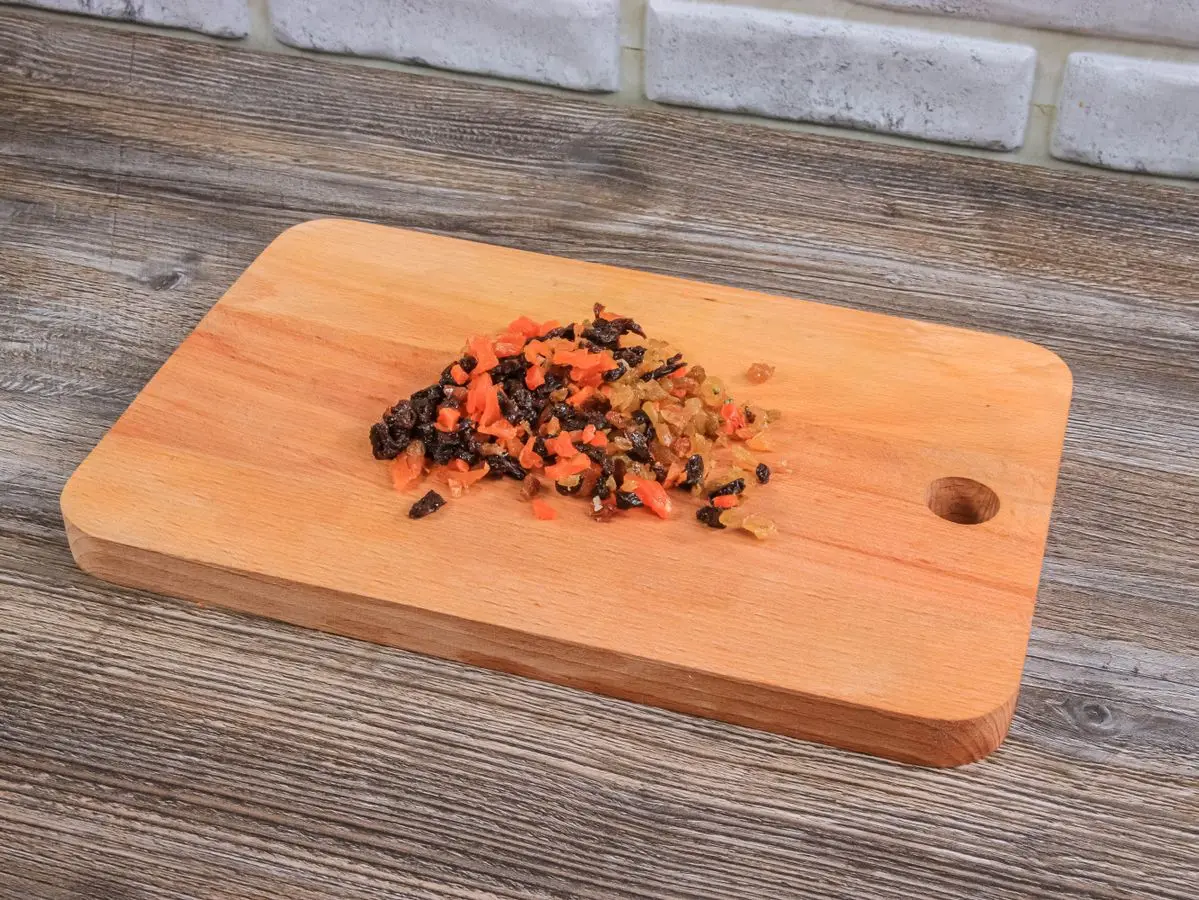 Шаг 4: Салат с морковью, творогом и сухофруктами