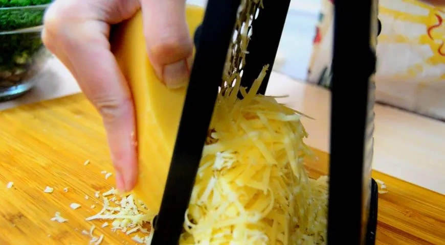 Салат с печенью, сыром и кукурузой: шаг 4