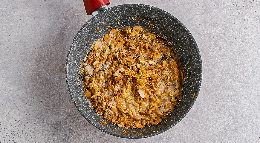 Салат с пекинской капустой, индейкой и лапшой быстрого приготовления: шаг 4